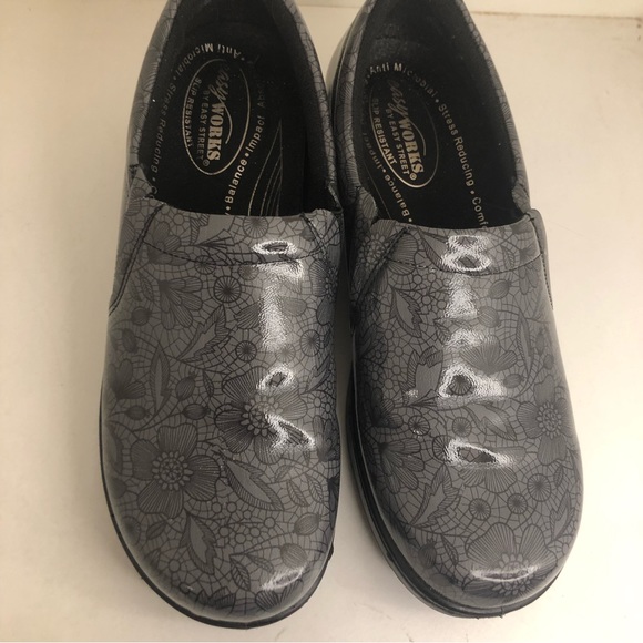 Easy Works by Easy Street Tiffany Slip Resistant Cushioned Work Clogs - Picture 3 of 7